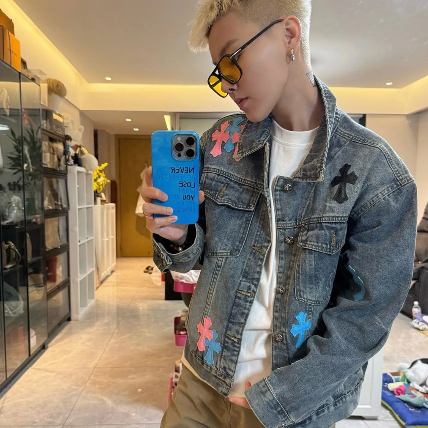 P270 💰 Chrome Hearts Chrome Hearts leather cross patch color leather embroidered shirt denim jacket OS version can be worn by both men and women! The fabric is made of twill gauze cotton fabric! The texture is clear and smooth, not easy to wrinkle or fade! The embroidery process is complex and repetitive. There are more than 20 leather labels. It takes 6 repeated embroidery steps to complete the back body. The requirements for the embroidery machine are very strict, and the distance is 45 cm! It won’t work if the spacing is too big, and it won’t work if it’s too small! We make clothes with care, and every detail must be restored one to one! The hardware is all carved and cast, and they are all genuine from the original factory! This piece of clothing consumes a lot of material, with more than 3 meters of material used for one piece of clothing! After the garment is made, it needs to be fixed at high temperature, washed at a water temperature of more than 70 degrees, and softened by adding softener to make the upper body softer and smoother! There is a flap on the sleeve that can be stored into short sleeves! Adapt it to that understanding Color: Blue Size: S-M-L-XL